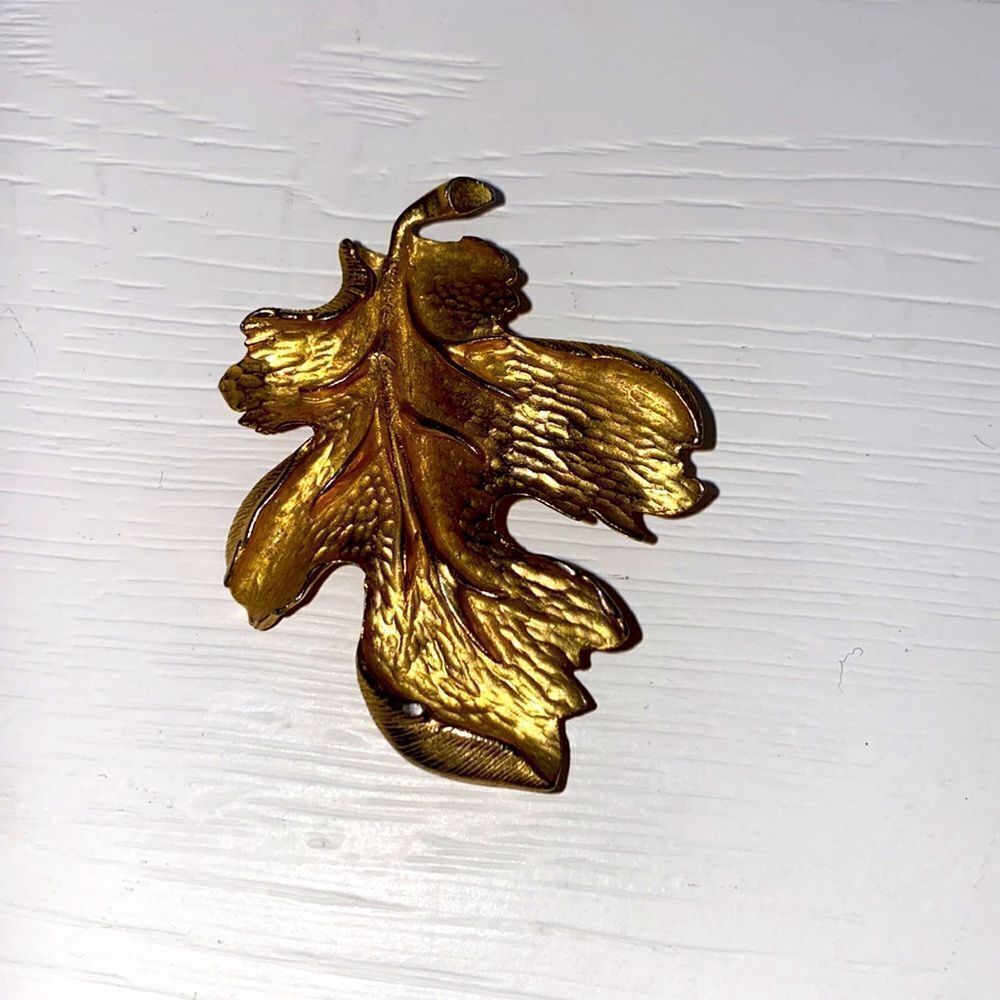 BSK Vintage Goldtone Textured Oak Leaf Brooch 28$